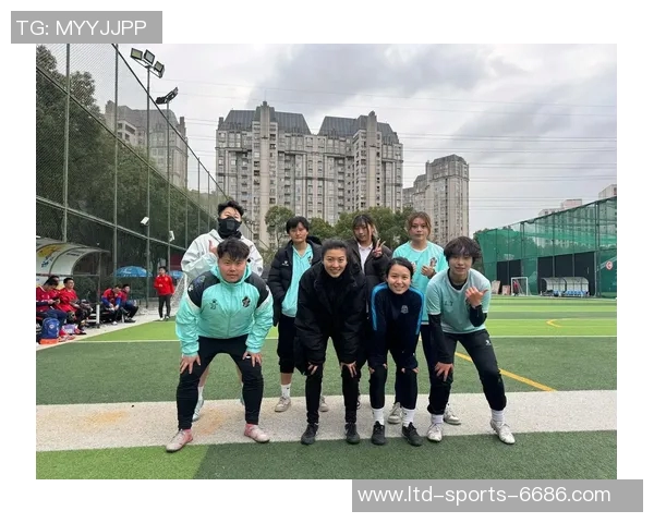足球明星女球员的时尚上班穿搭解析与精选图片展示